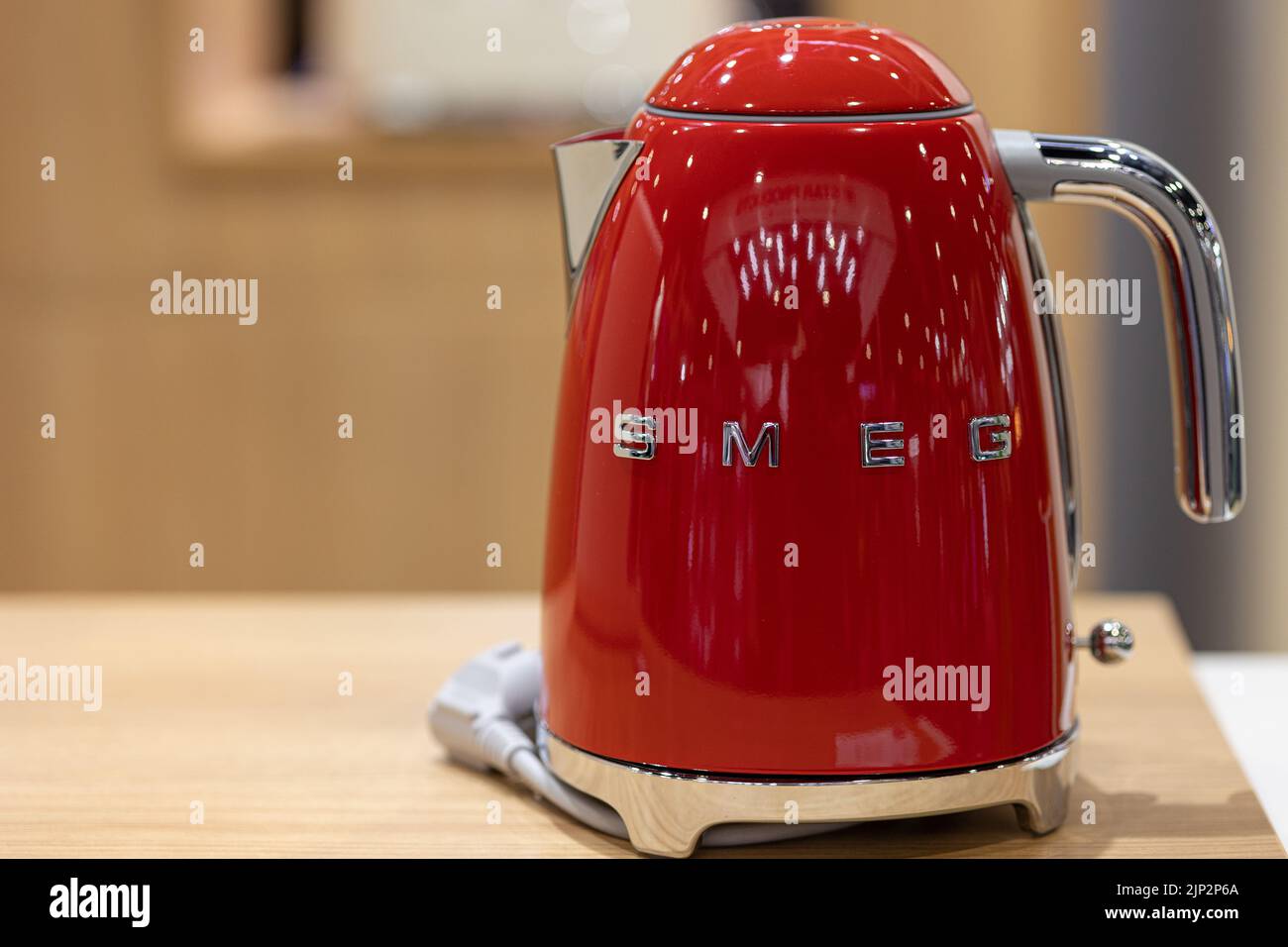 https://c8.alamy.com/comp/2JP2P6A/smeg-kettle-modern-italy-home-appliances-metalworking-company-founded-in-194825-may-2022bangkok-thailand-2JP2P6A.jpg