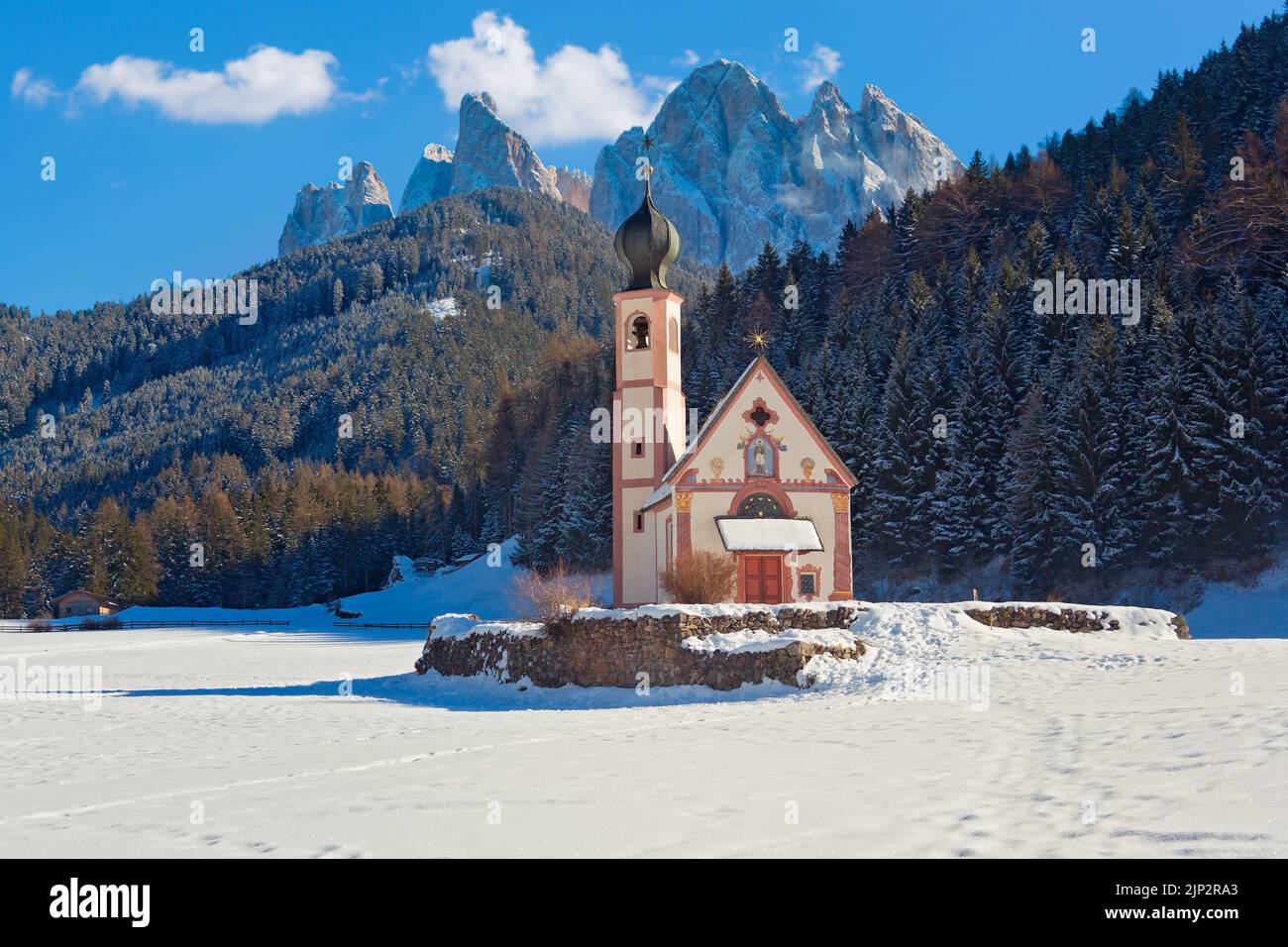 Winter view of St Johann in Ranui church with Puez-Geisler Dolomites, Villnoss Val di Funes, Alto Adige South Tyrol, Italy Stock Photo