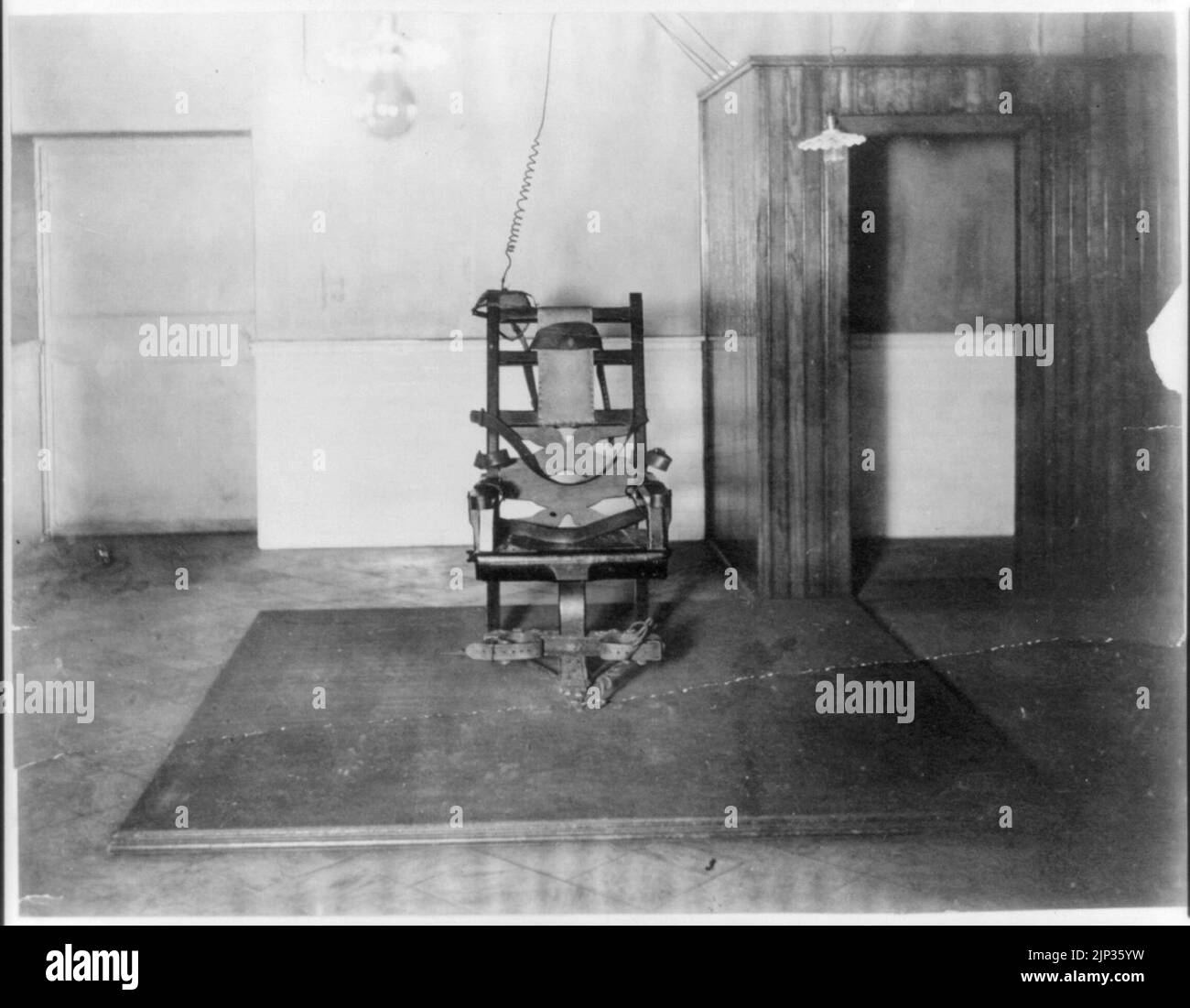 The electric chair in Auburn State Prison Stock Photo - Alamy