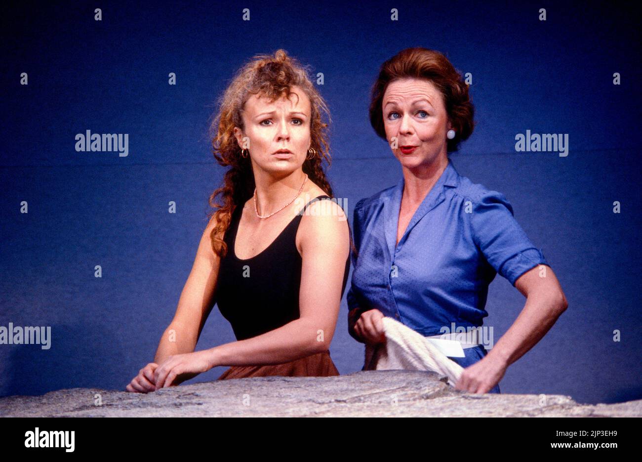 l-r: Julie Walters (Fiona), Sheila Reid (Mirage) in WHEN I WAS A GIRL, I USED TO SCREAM AND SHOUT by Sharman Macdonald at the Whitehall Theatre, London SW1  09/12/1986  a Bush Theatre production  design: Robin Don lighting: Paul Denby  director: Simon Stokes Stock Photo