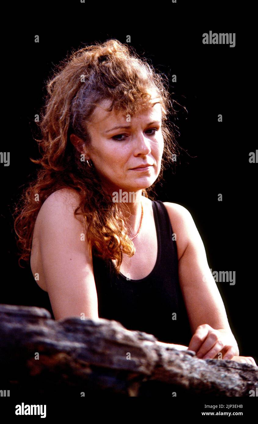 Julie Walters (Fiona) in WHEN I WAS A GIRL, I USED TO SCREAM AND SHOUT by Sharman Macdonald at the Whitehall Theatre, London SW1  09/12/1986  a Bush Theatre production  design: Robin Don lighting: Paul Denby  director: Simon Stokes Stock Photo