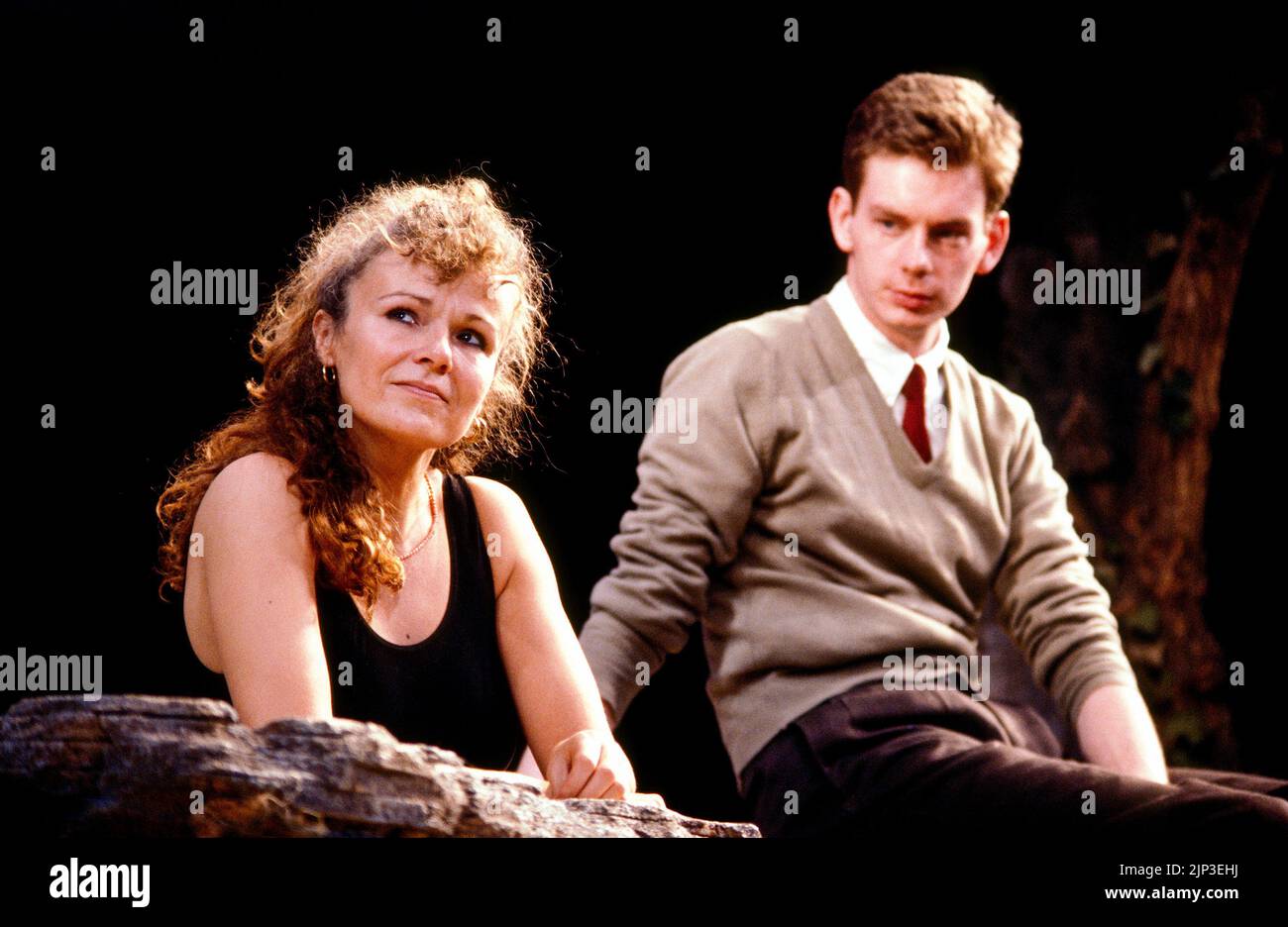 Julie Walters (Fiona), John Gordon Sinclair (Ewan) in WHEN I WAS A GIRL, I USED TO SCREAM AND SHOUT by Sharman Macdonald at the Whitehall Theatre, London SW1  09/12/1986  a Bush Theatre production  design: Robin Don lighting: Paul Denby  director: Simon Stokes Stock Photo