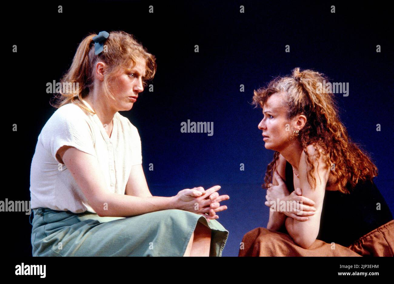 l-r: Geraldine James (Vari), Julie Walters (Fiona) in WHEN I WAS A GIRL, I USED TO SCREAM AND SHOUT by Sharman Macdonald at the Whitehall Theatre, London SW1  09/12/1986  a Bush Theatre production  design: Robin Don lighting: Paul Denby  director: Simon Stokes Stock Photo