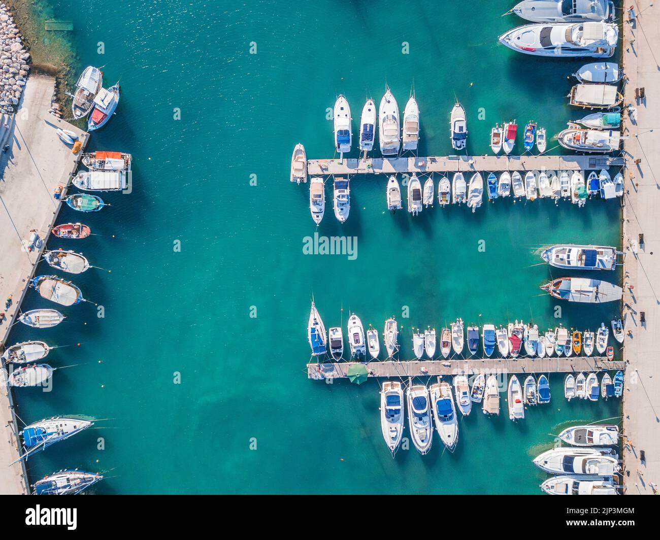 Top view boats docked beach hi-res stock photography and images - Alamy
