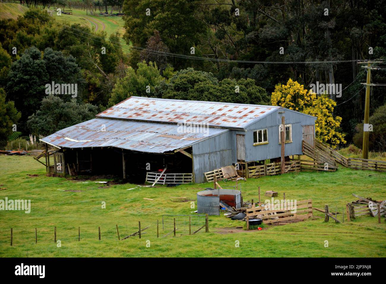 Old corrugated iron farm barn hi-res stock photography and images - Alamy