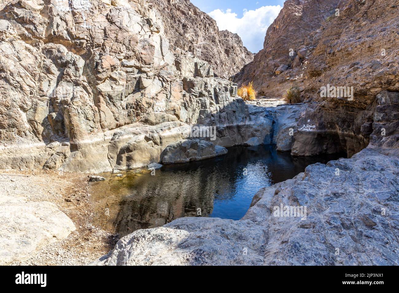 Wadi Shawka pools mountain trail in Hajar Mountains, United Arab Emirates, stony, almost dry riverbed in rocky valley. Stock Photo