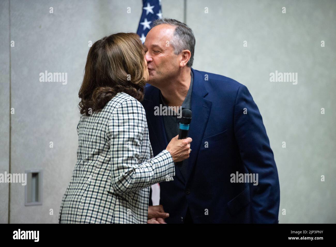 Washington, United States Of America. 30th July, 2022. United States Vice President Kamala Harris kisses First Gentleman Doug Emhoff before speaking to Democratic National Committee staff and volunteers to commemorate 100 days from the midterms on Saturday, July 30, 2022 in Washington, DC. Credit: Bonnie Cash/Pool via CNP/AdMedia/Newscom/Alamy Live News Stock Photo