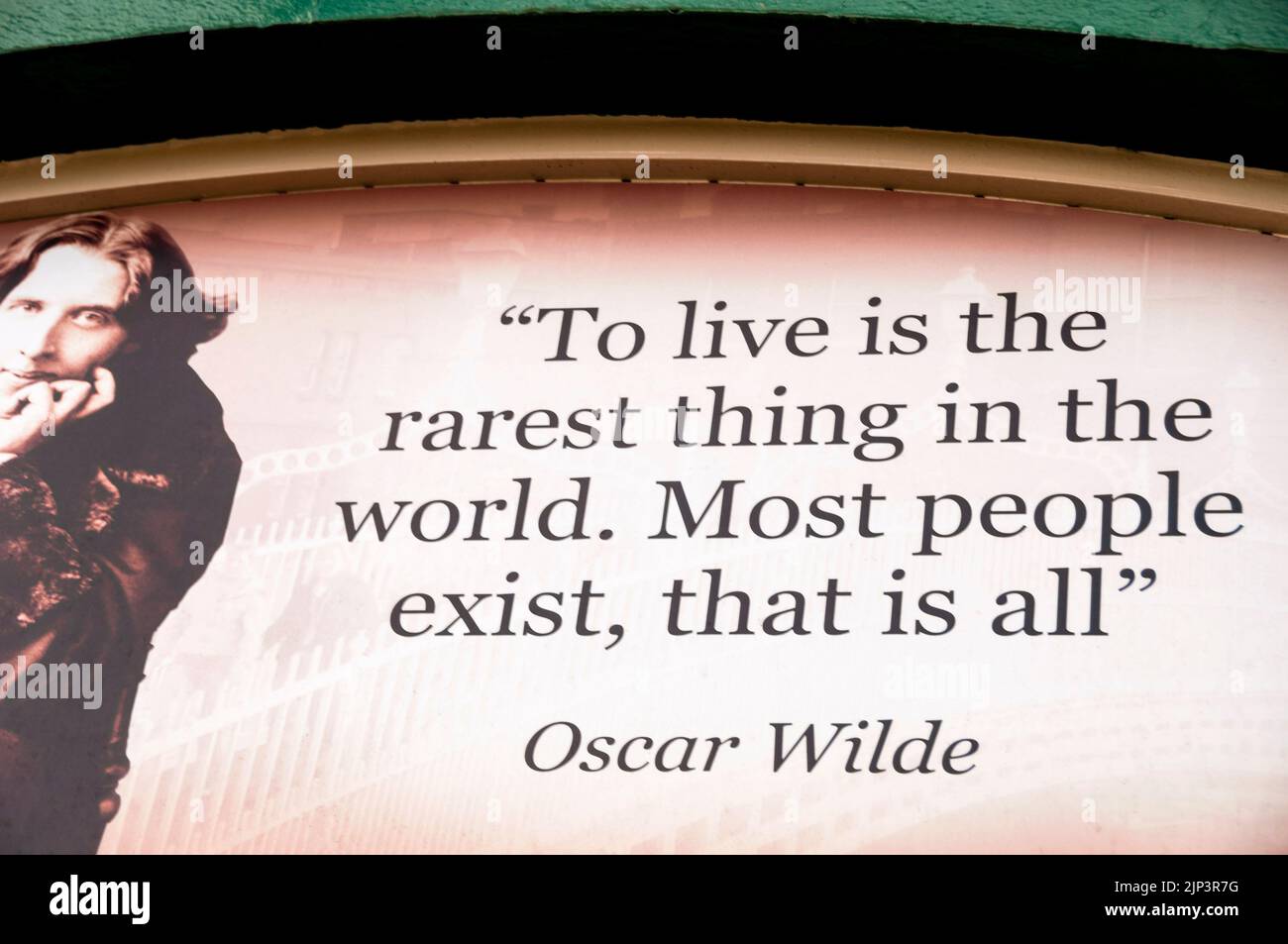 Irish poet Oscar Wilde gives life advice on the facade of The Bachelor Inn pub in Dublin, Ireland. Stock Photo