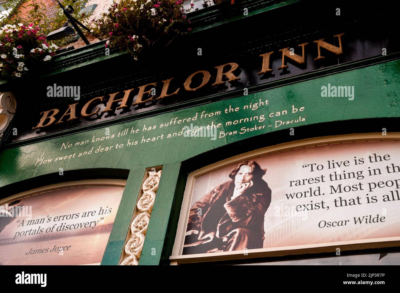 Irish poet Oscar Wilde gives life advice on the facade of The Bachelor Inn pub in Dublin, Ireland. Stock Photo
