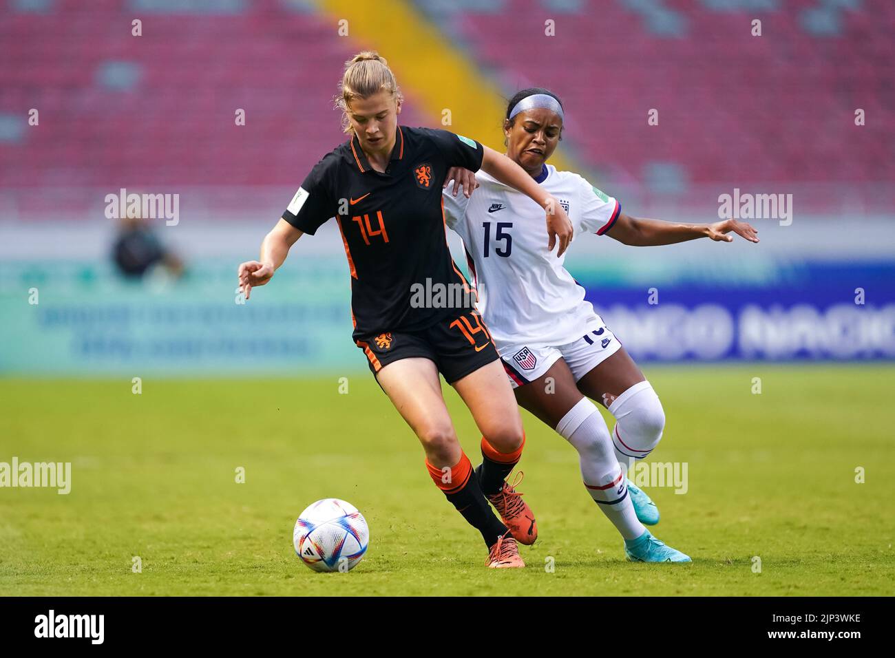 San Jose, Costa Rica. 14th Aug, 2022. San Jose, Costa Rica, August 14th 2022: Senna Koeleman (14 Netherlands) and Trinity Byars (15 USA) battle for the ball (duel) during the FIFA U20 Womens World Cup Costa Rica 2022 football match between USA and Netherlands at Estadio Nacional in San Jose, Costa Rica. (Daniela Porcelli/SPP) Credit: SPP Sport Press Photo. /Alamy Live News Stock Photo