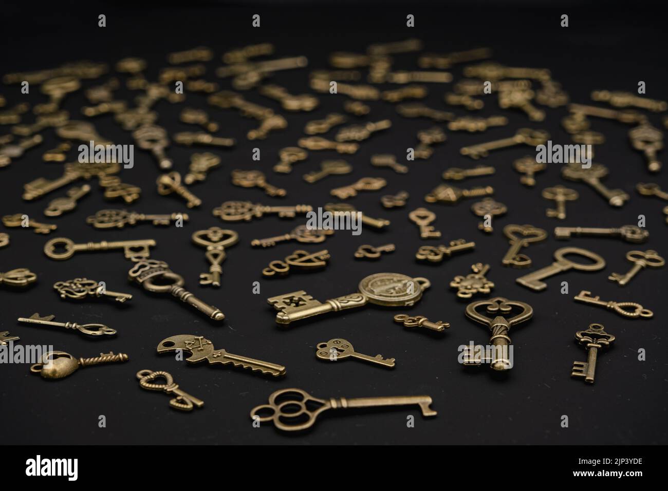 Bronze keys ornamental keys for clocks and treasure boxes with unique