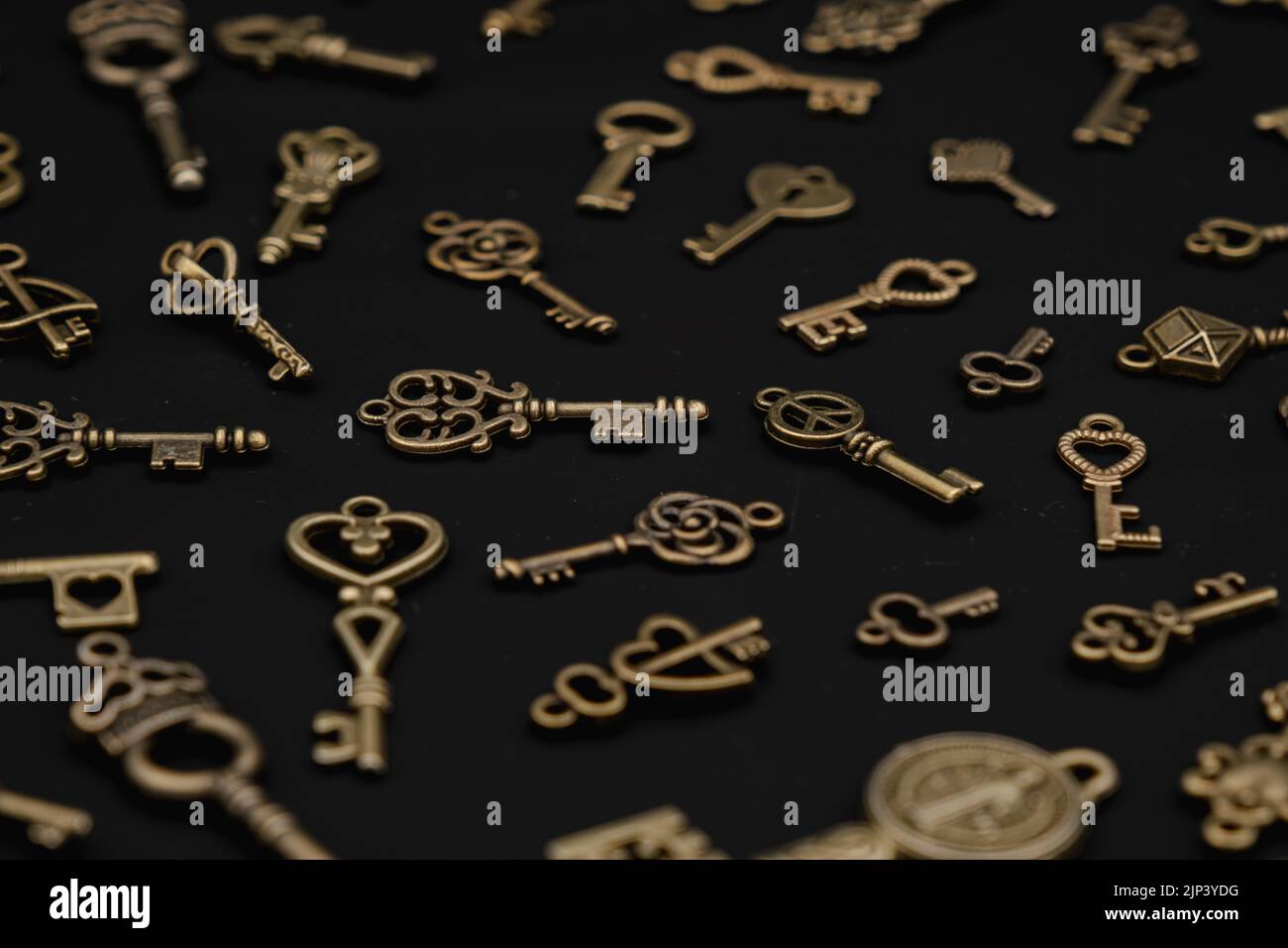 Bronze keys ornamental keys for clocks and treasure boxes with unique