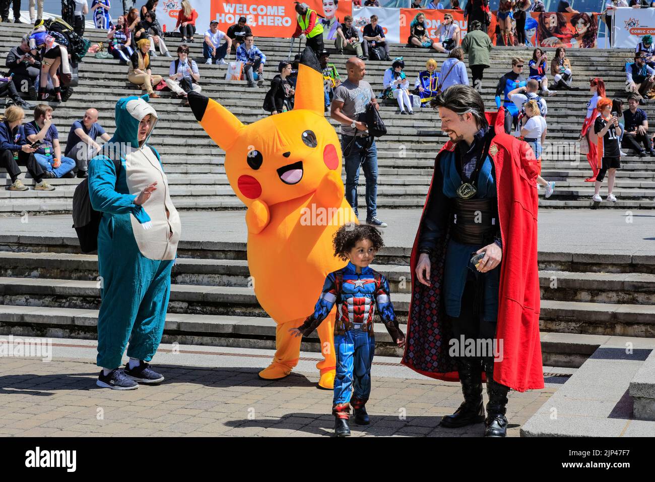 General atmosphere, exterior, visitors, cosplayers in role play costumes, Comic Con Londonkk Stock Photo