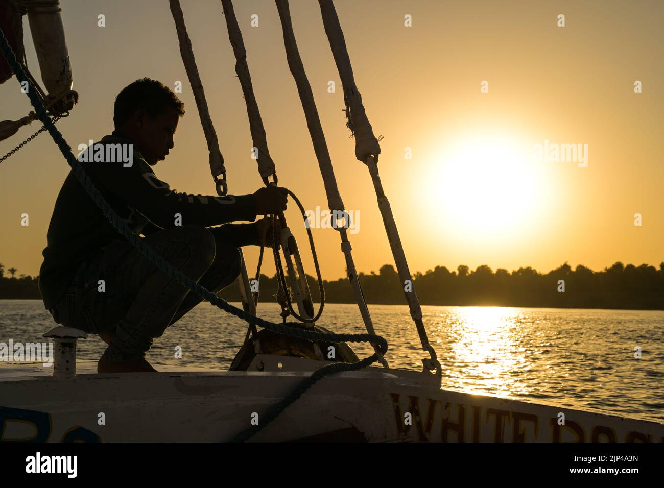 Bootsjunge, Sonnenuntergang, Segelboot, Feluke, Nil, Luxor, Ägypten Stock Photo