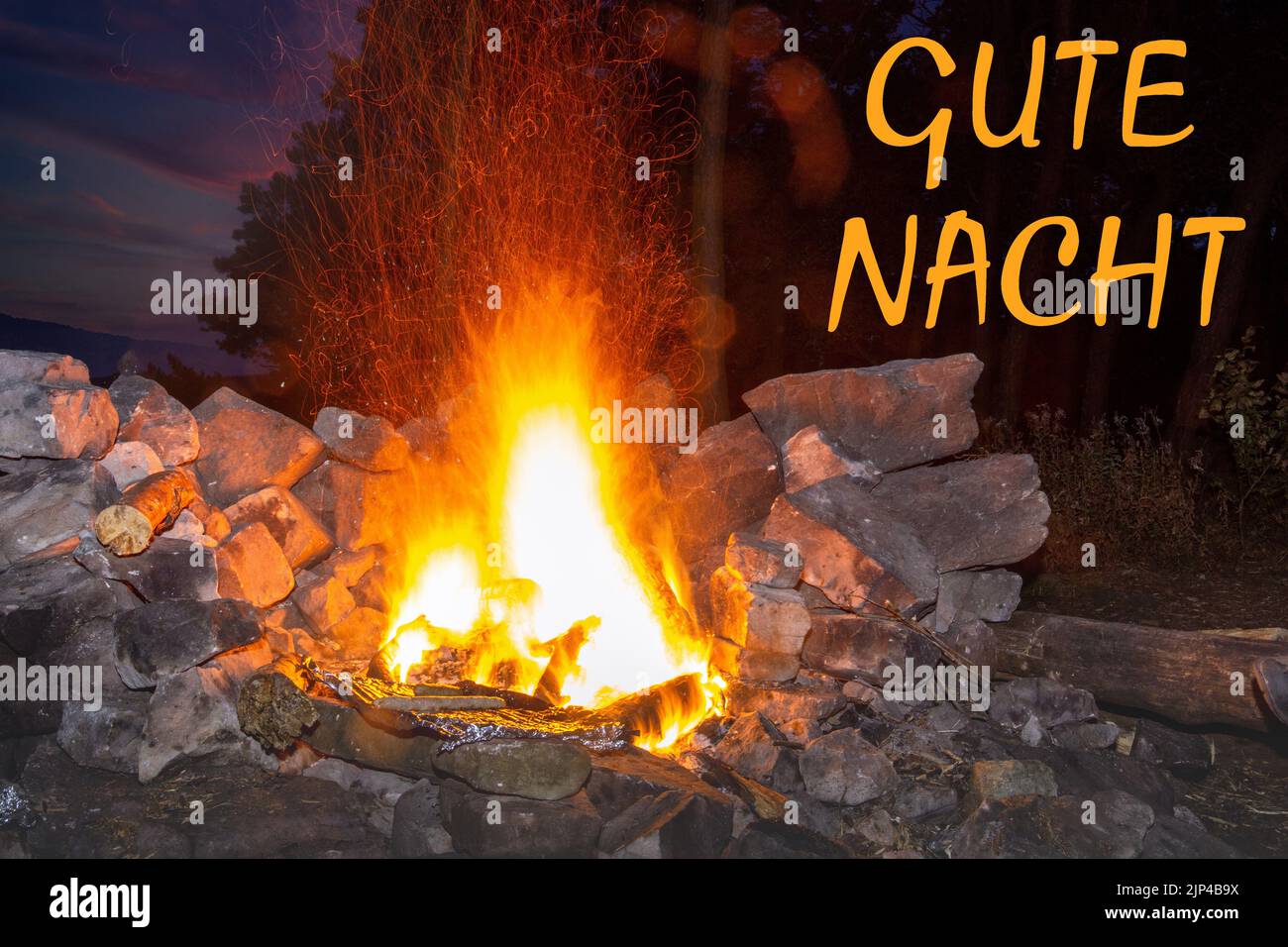 Nahaufnahme von einem Lagerfeuer mit dem Schriftzug Gute Nacht Stock Photo
