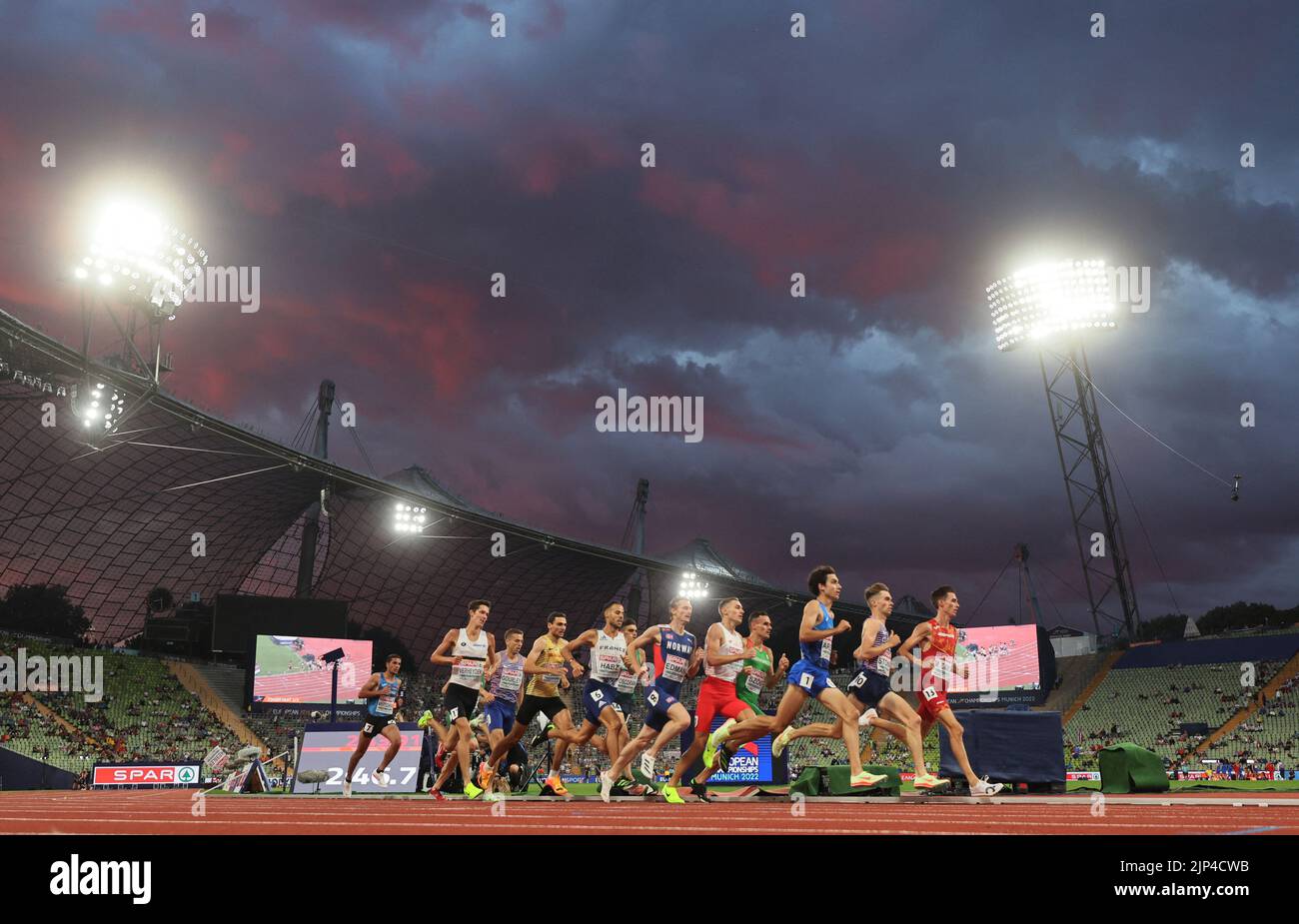 Athletics - 2022 European Championships - Olympiastadion, Munich, Germany - August 15, 2022  General view during the men's 1500m round 1 heat 2 REUTERS/Wolfgang Rattay Stock Photo