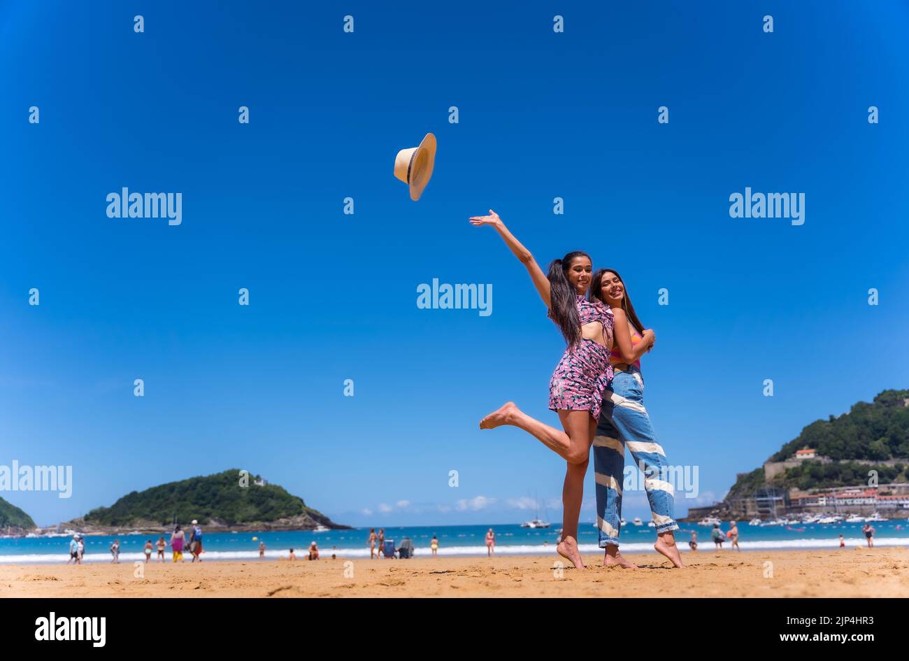 Sisters beach fun hi-res stock photography and images - Alamy
