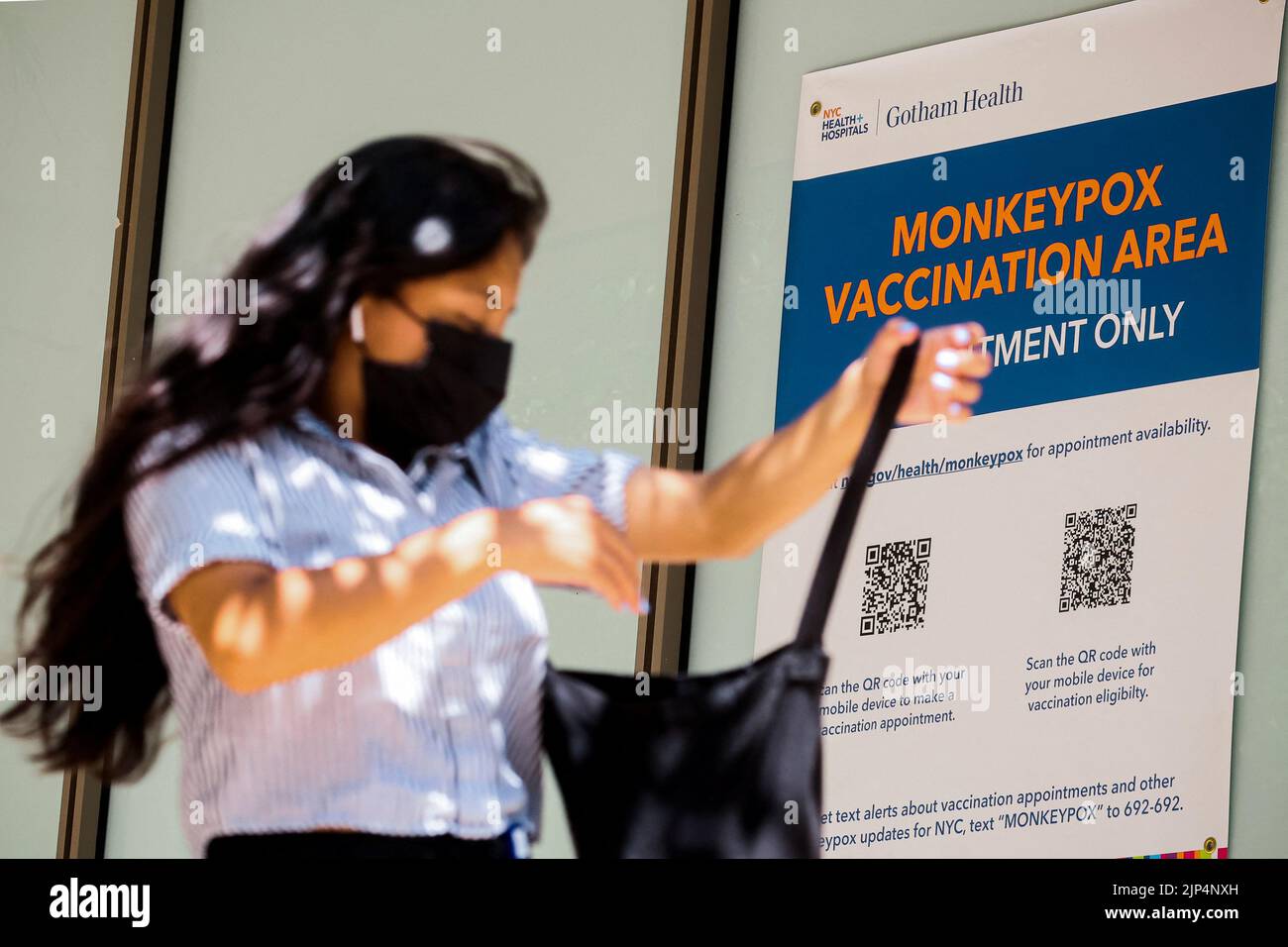 A woman arrives at a monkeypox vaccination site in New York City, U.S., August 15, 2022.  REUTERS/Brendan McDermid Stock Photo