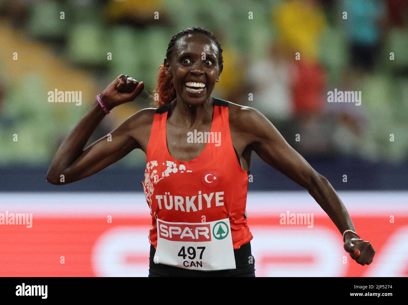 Athletics - 2022 European Championships - Olympiastadion, Munich, Germany - August 15, 2022  Turkey's Yasemin Can celebrates as she crosses the line to win the women's 10,000m final REUTERS/Wolfgang Rattay Stock Photo