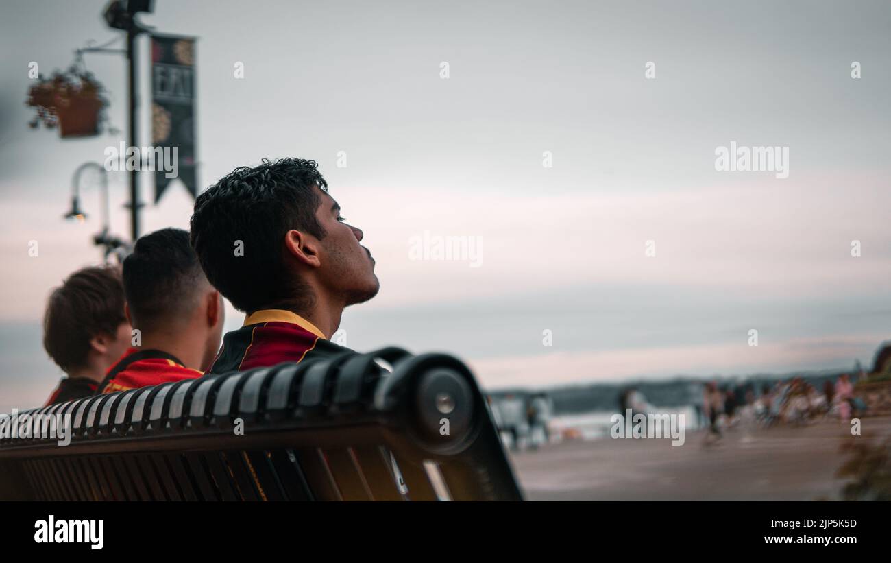 Friends sitting on a bench hi-res stock photography and images - Alamy