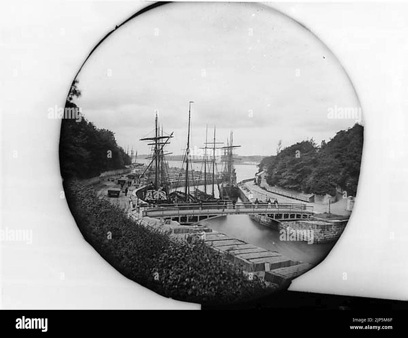The iron bridge and the quay, Y Felinheli Stock Photo Alamy