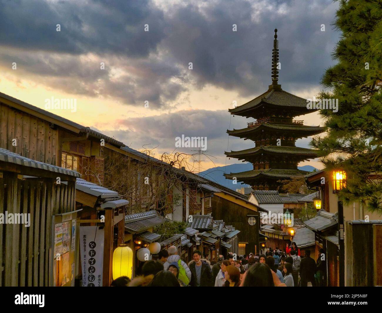 Yasaka pagoda hi-res stock photography and images - Alamy