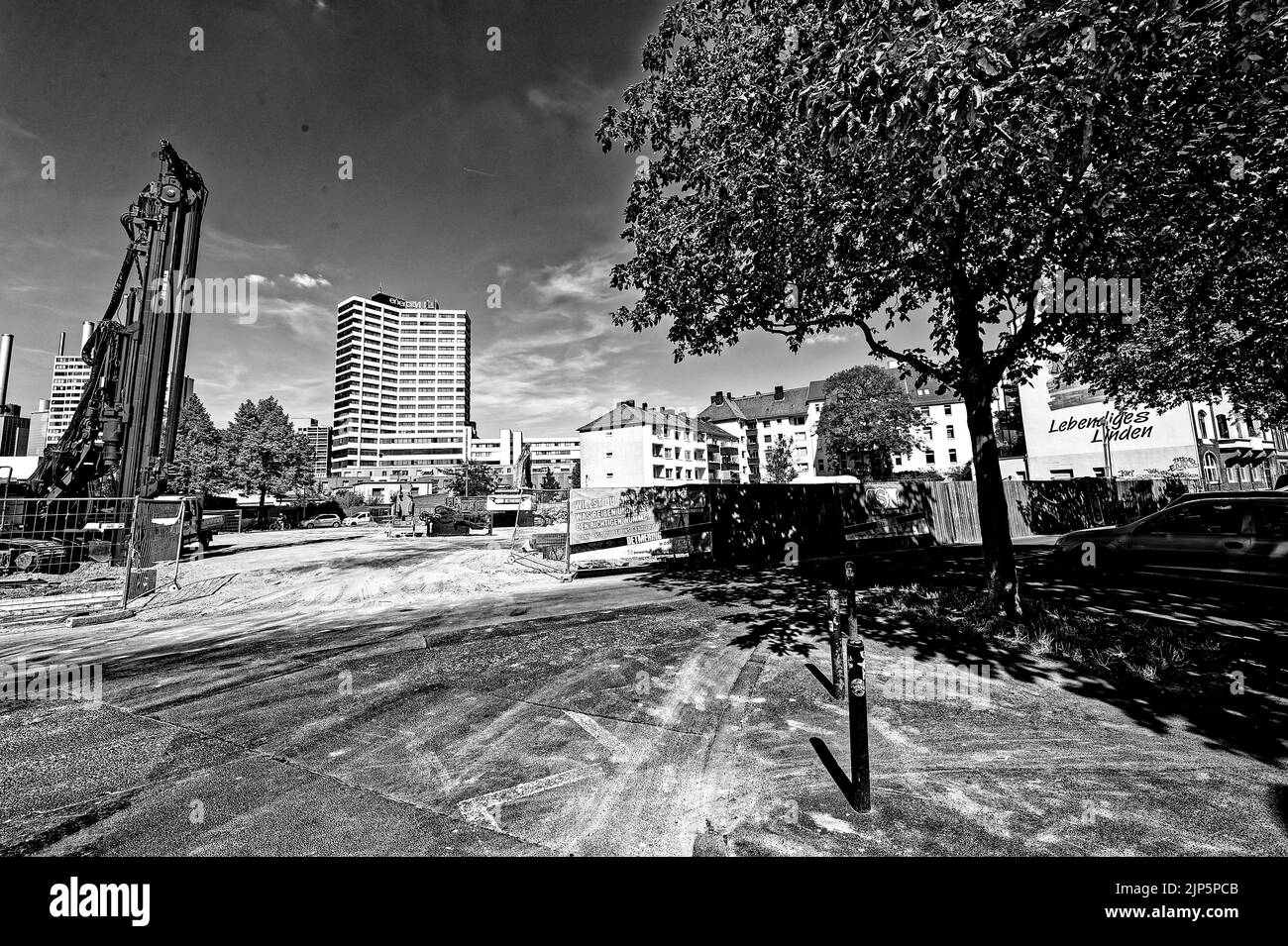 Gebäude mit turm Black and White Stock Photos & Images - Alamy