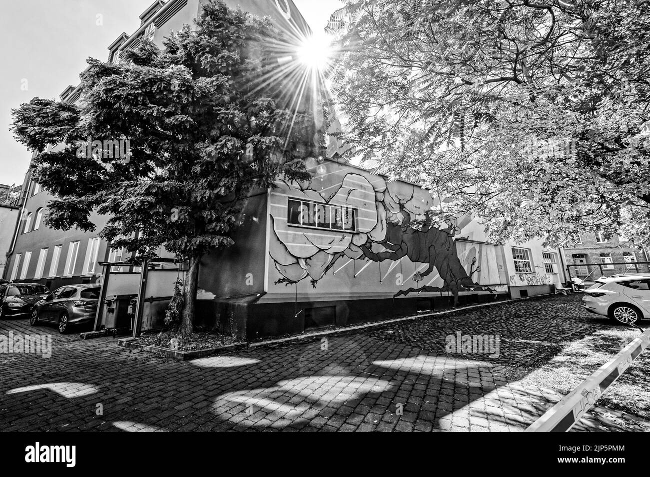 Gebäude mit turm Black and White Stock Photos & Images - Alamy