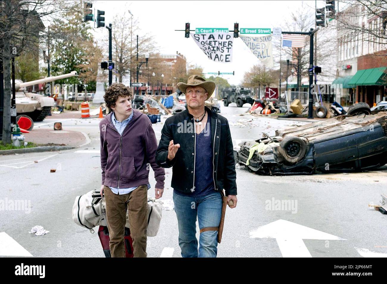 JESSE EISENBERG, WOODY HARRELSON, ZOMBIELAND, 2009 Stock Photo Alamy