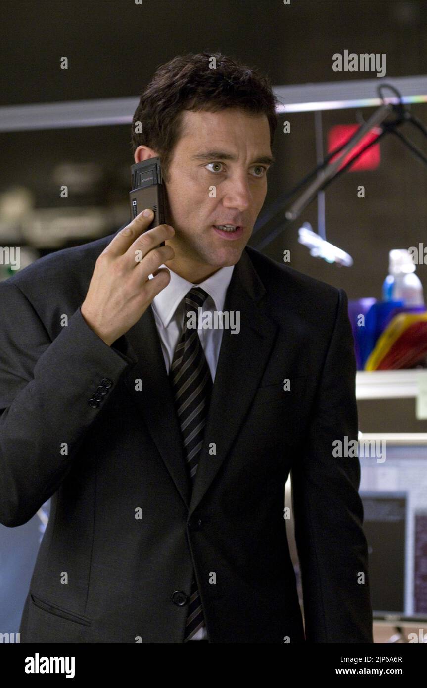 Duplicity (2009) hi-res stock photography and images - Alamy
