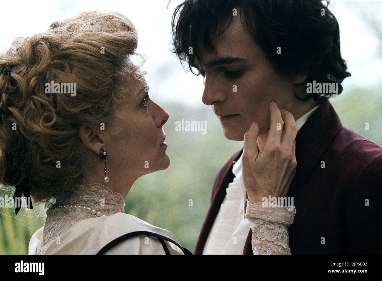 MICHELLE PFEIFFER RUPERT FRIEND CHERI 2009 Stock Photo Alamy michelle-pfeiffer-rupert-friend-cheri-2009-stock-photo-alamy