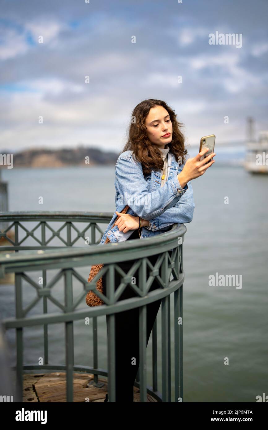 Black woman smartphone social hi-res stock photography and images - Alamy