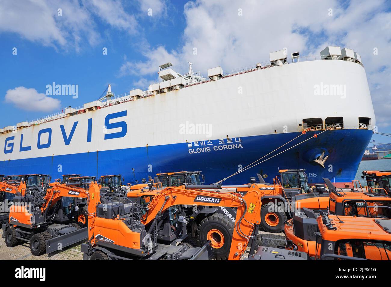 YANTAI, CHINA - AUGUST 16, 2022 - A large number of export commodity trucks wait for loading at Yantai Port, Shandong Province, China,  Aug 16, 2022. Stock Photo
