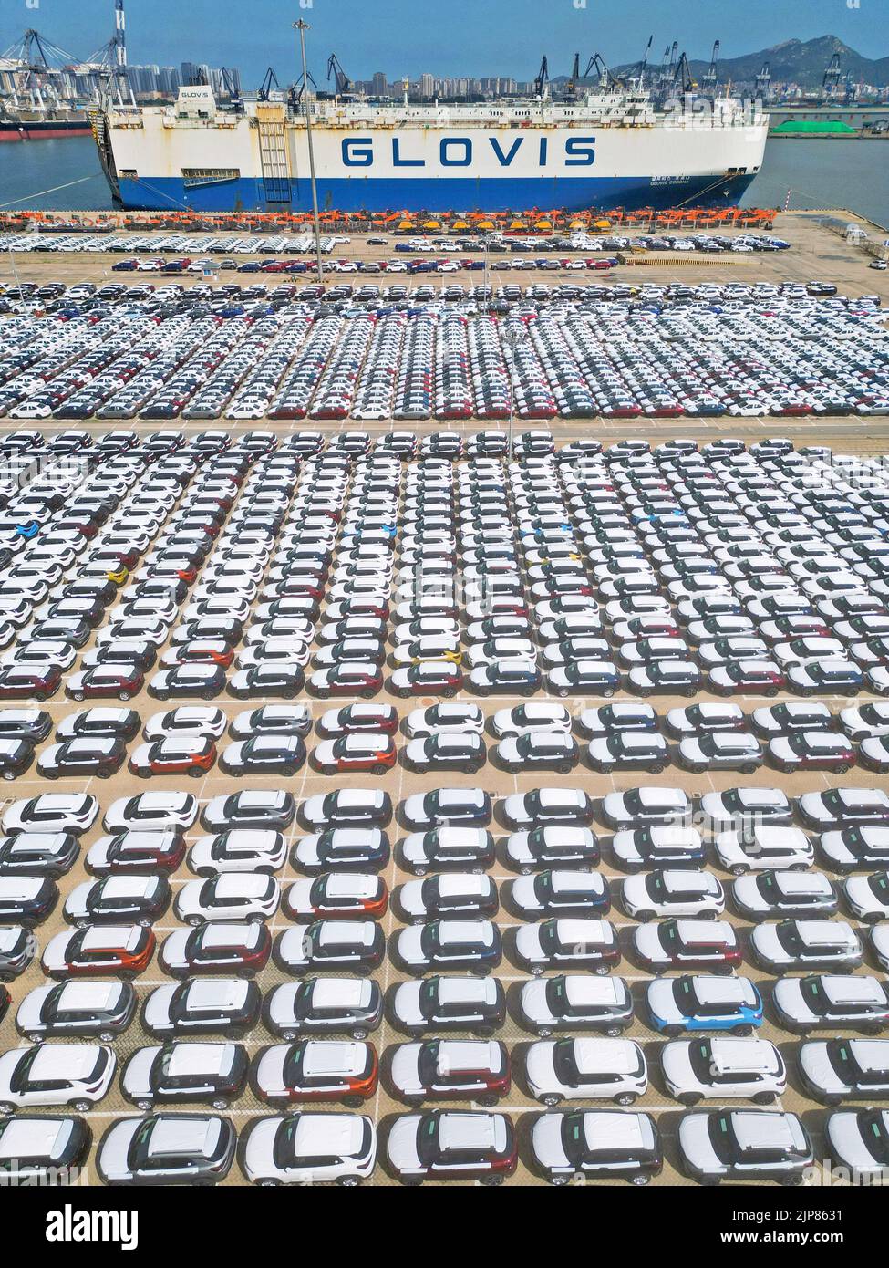YANTAI, CHINA - AUGUST 16, 2022 - A large number of export commodity trucks wait for loading at Yantai Port, Shandong Province, China,  Aug 16, 2022. Stock Photo