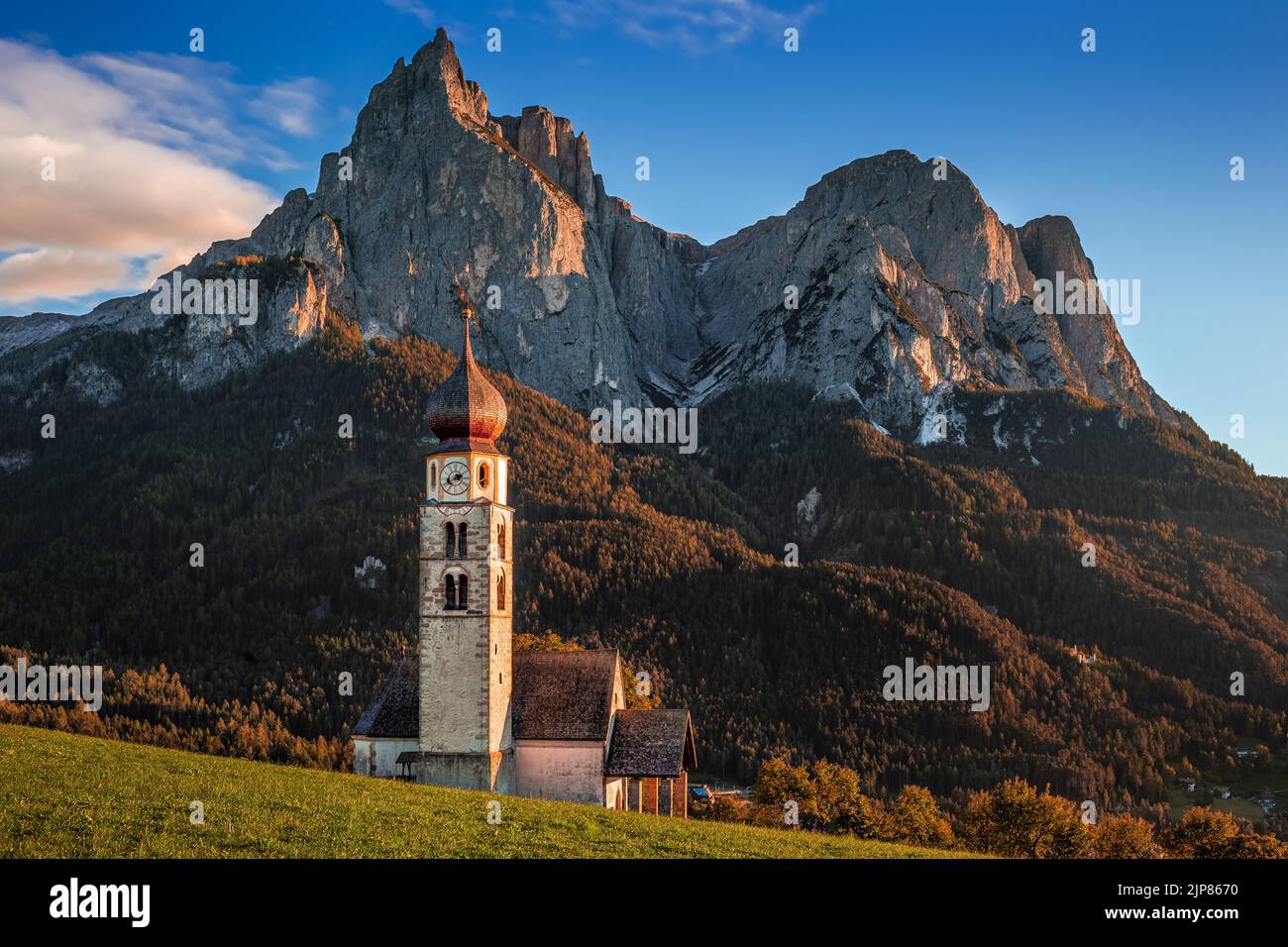Seis am Schlern, Italy - The famous St. Valentin Church and Mount Sciliar mountain at sunset. Idyllic mountain scenery in the Italian Dolomites with b Stock Photo