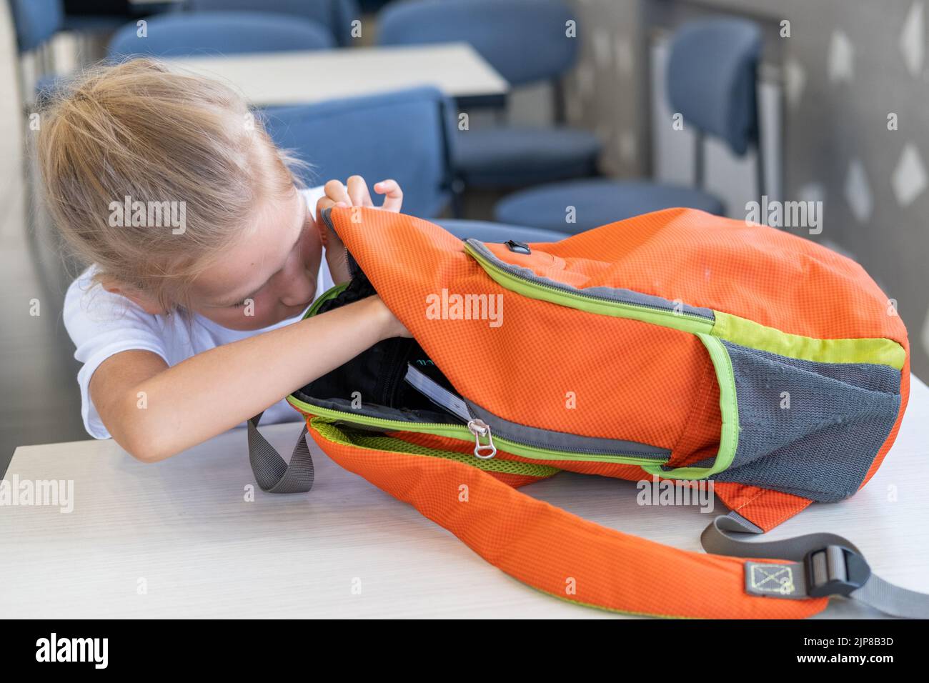 School bag search hi-res stock photography and images - Alamy