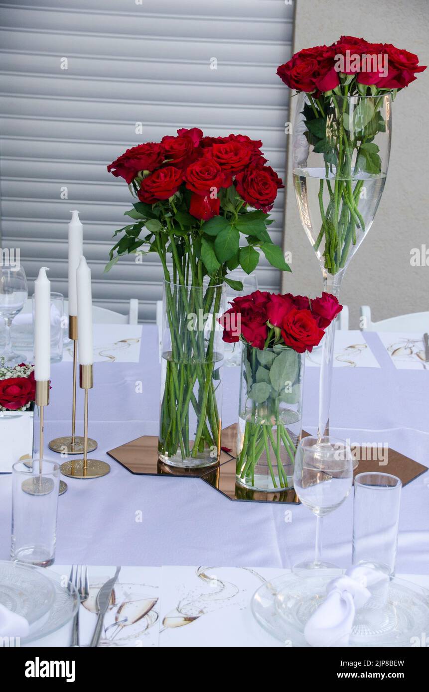 Red roses decorate table wedding hi-res stock photography and images ...