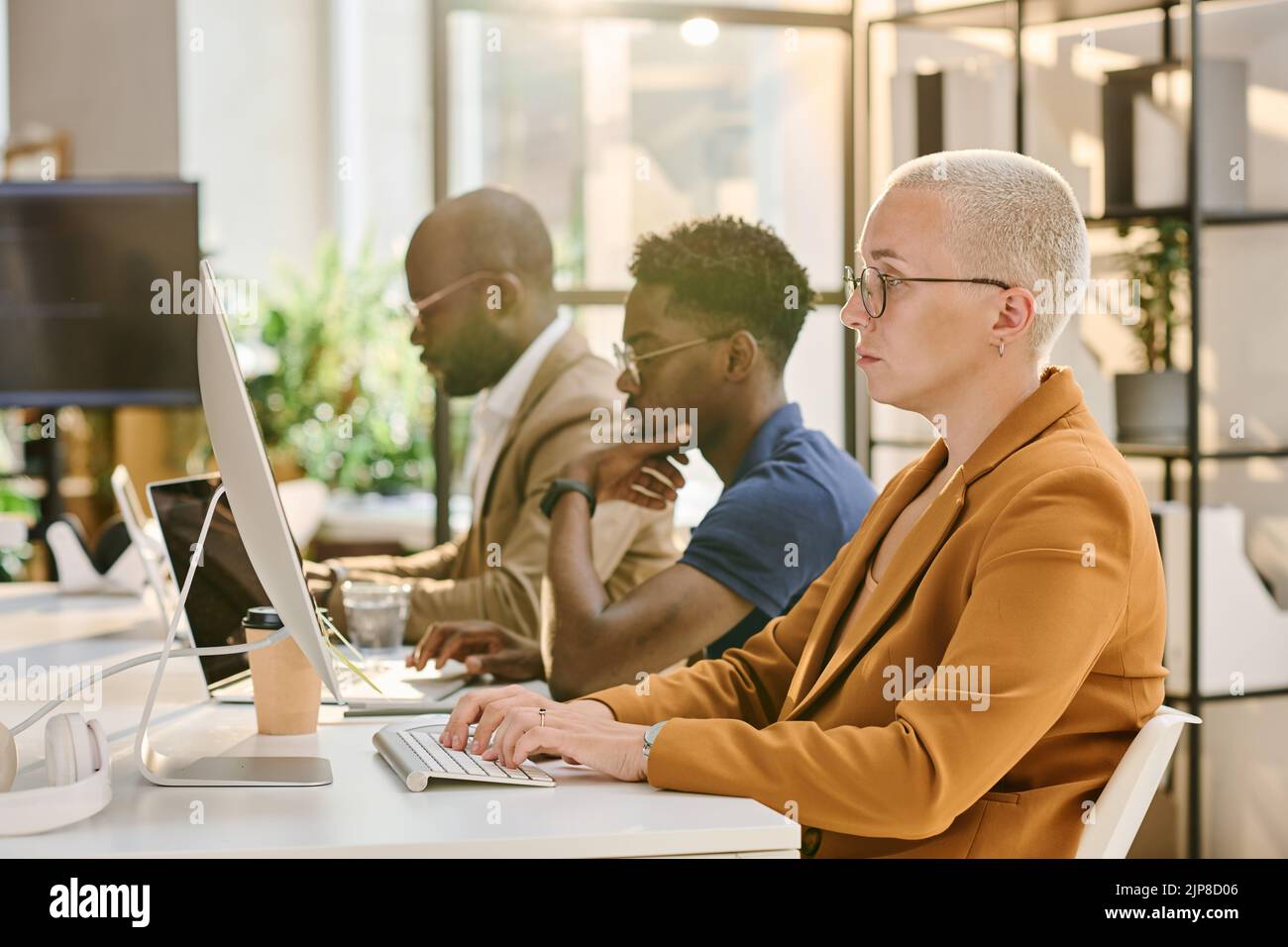 Group programmers sitting table hi-res stock photography and images - Alamy