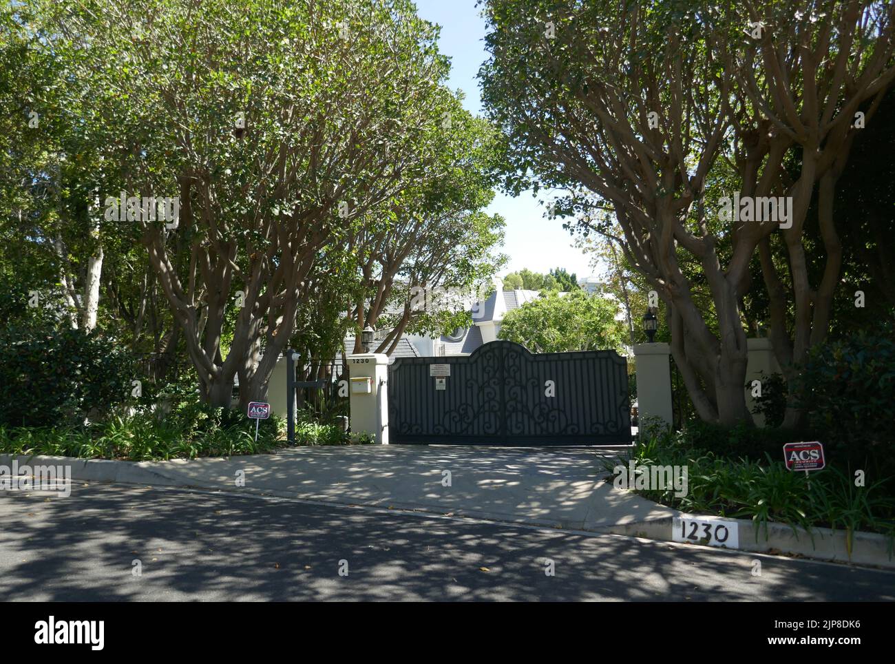 Beverly Hills, California, USA 15th August 2022 Singer Rod Stewart and Model Rachel Hunter's Former Home/house/estate at 1230 Chanruss Place on August 15, 2022 in Beverly Hills, California, USA. Photo by Barry King/Alamy Stock Photo Stock Photo