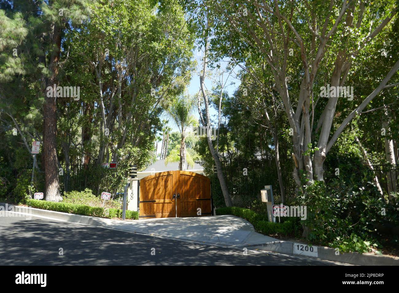 Beverly Hills, California, USA 15th August 2022 Singer Luther Vandross's Former Home/house at 1200 Chanruss Place on August 15, 2022 in Beverly Hills, California, USA. Photo by Barry King/Alamy Stock Photo Stock Photo