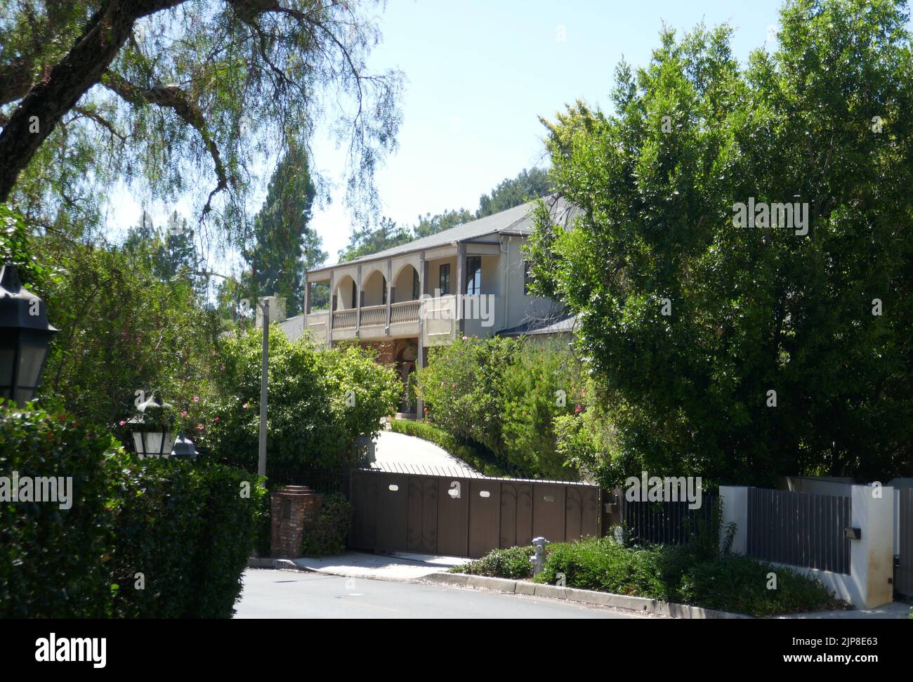 Beverly Hills, California, USA 15th August 2022 Singer Sammy Davis Jr.'s Former and Final home where he died at 1151 Summit Drive, and Actor Tony Curtis, Actress Janet Leigh, Producer Sam Jaffe, Comedian Totie Fields and Actress Joan Colins Former Home/house on August 15, 2022 in Beverly Hills, California, USA. Photo by Barry King/Alamy Stock Photo Stock Photo