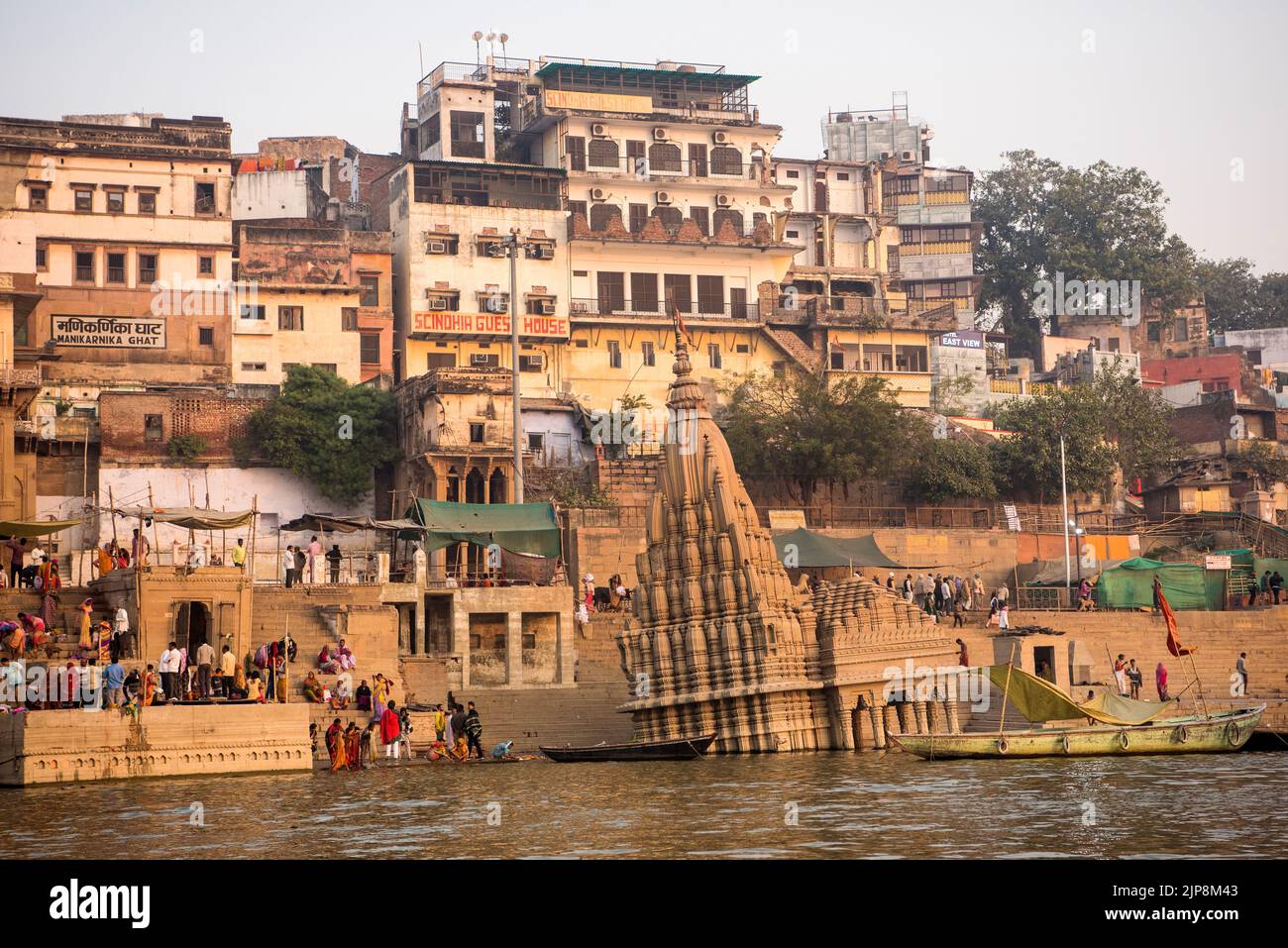 The Leaning Temple, Ratneshwar Mahadev Mandir, Scindia Ghat, Ganga river Ganges, Varanasi, Banaras, Benaras, Kashi, Uttar Pradesh, India Stock Photo