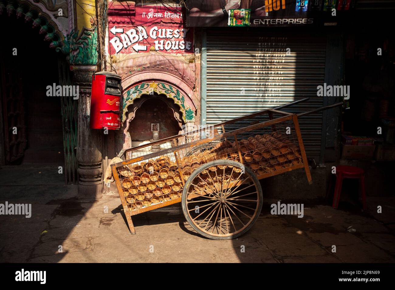 Hand cart with clay cups kulhad, Varanasi, Banaras, Benaras, Kashi, Uttar Pradesh, India Stock Photo