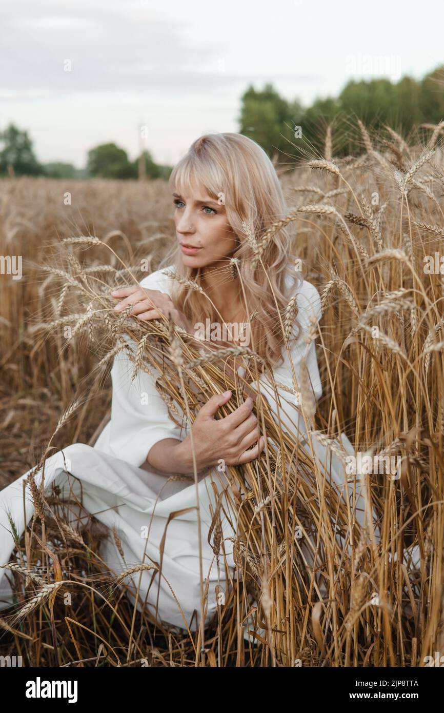 Long white dress hi-res stock photography and images - Alamy
