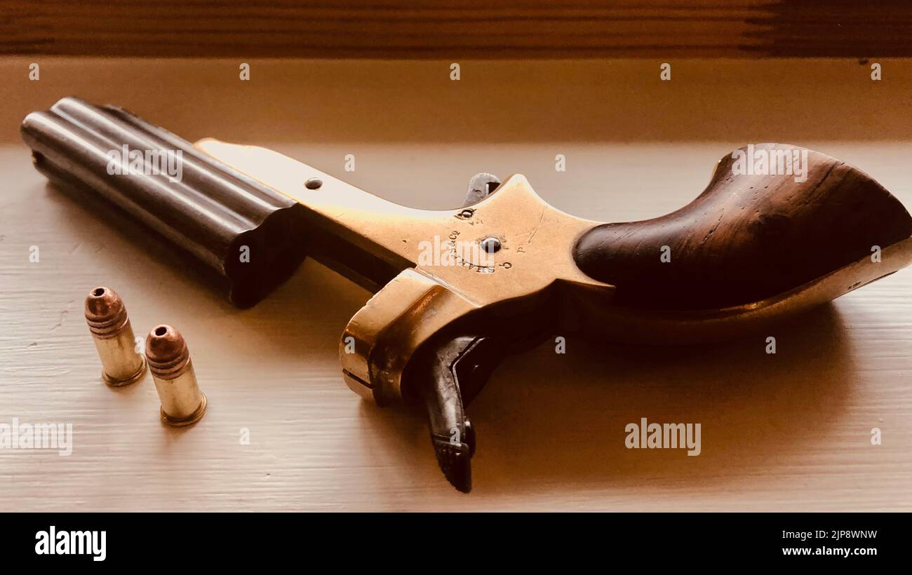 https://c8.alamy.com/comp/2JP8WNW/a-closeup-of-cal22-gunpowder-and-a-pepperbox-revolver-2JP8WNW.jpg