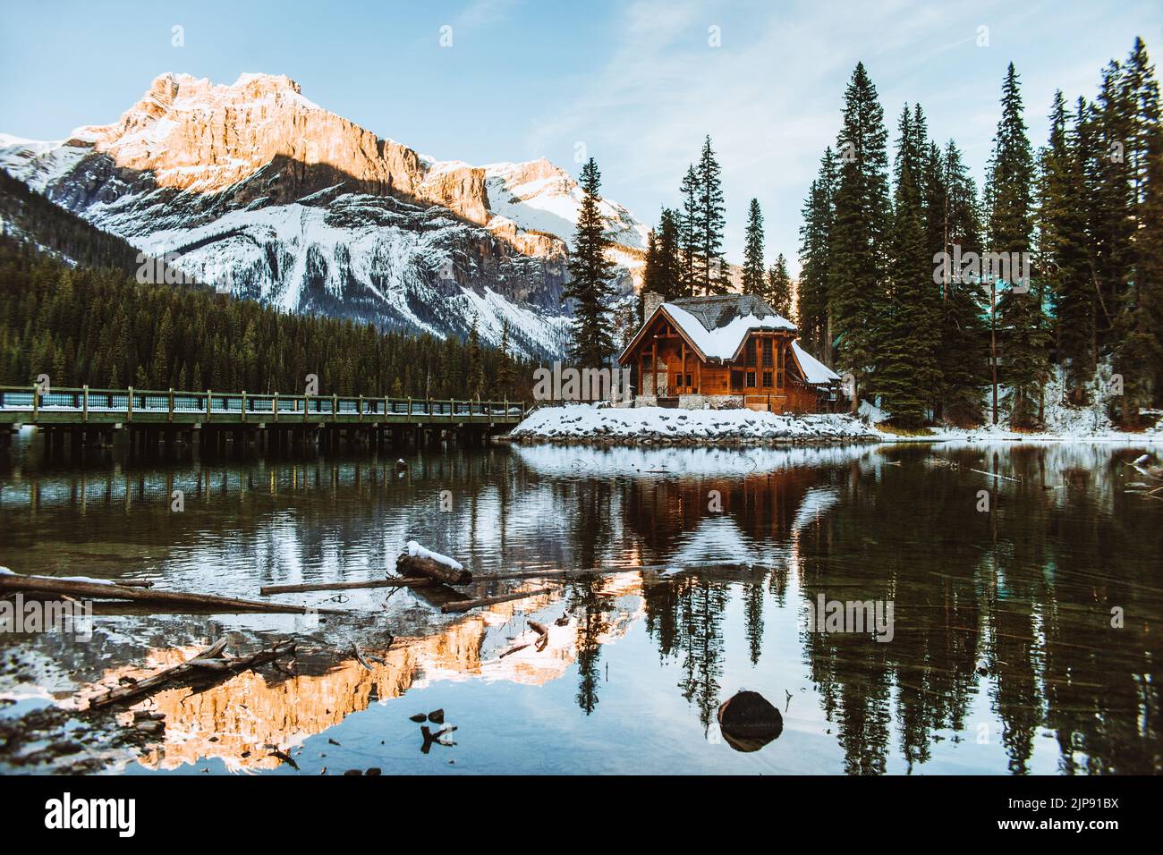 canada-cottage-emerald-lake-canadas-cottages-stock-photo-alamy