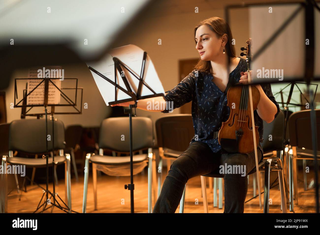 rehearsal, violinist, geigenspiel, geigenspielerin, rehearsals, violinists Stock Photo