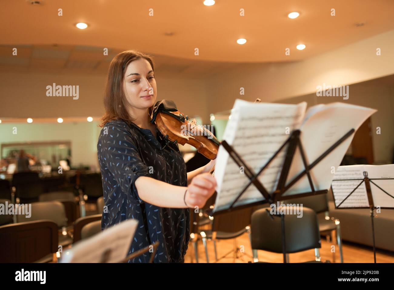 musician, music stands, violinist, geigenspielerin, geigenspiel
