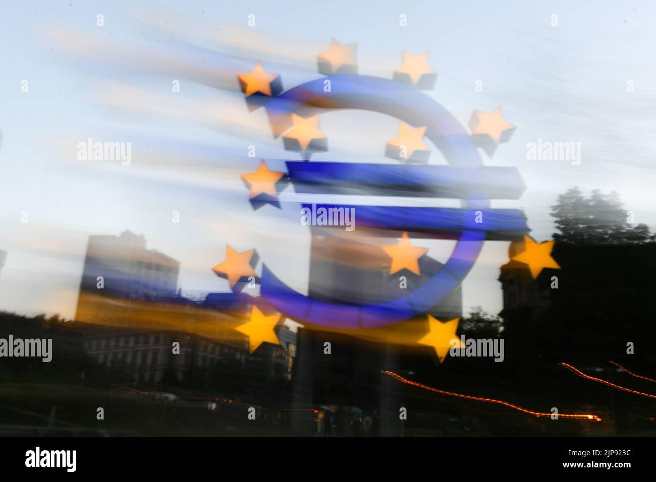 Brussels. 1st June, 2022. Photo taken on June 1, 2022 shows the Euro sculpture in Frankfurt, Germany. Credit: Lu Yang/Xinhua/Alamy Live News Stock Photo