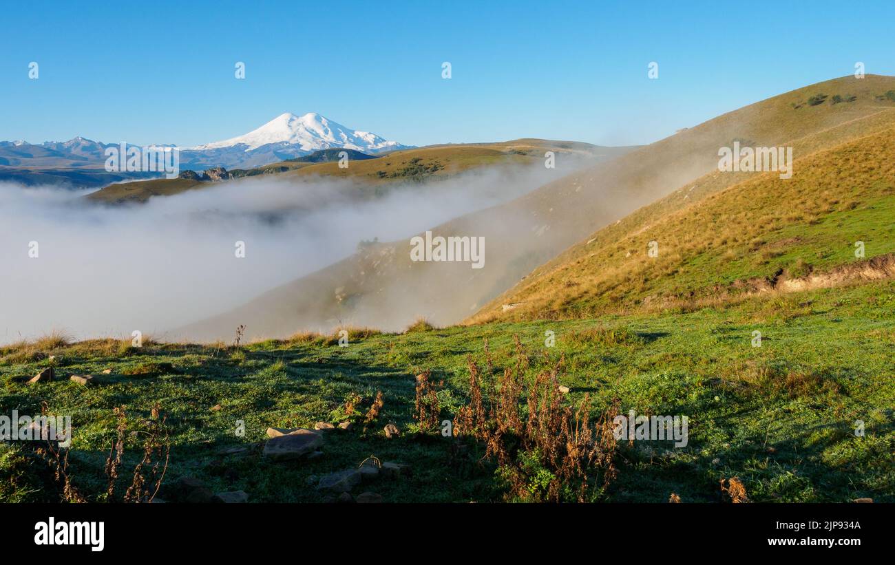 Distant foggy mountain cloud hi-res stock photography and images - Alamy